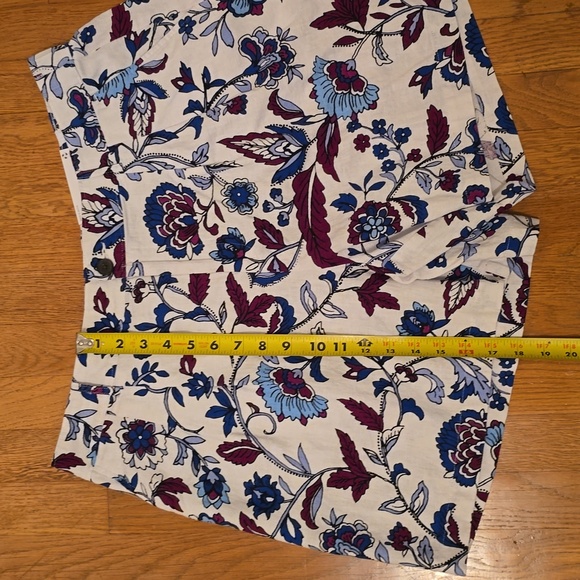LIZ CLAIBORNE BRAND WOMEN'S PLUS SIZE WHITE AND BLUE FLORAL SHORTS SIZE 14 - Picture 11 of 14